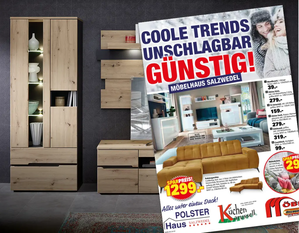 Stylische Wohnwand in natürlicher Holzoptik vor dunkler Wand. Davor ein Prospekt mit günstigen Möbeltrends und Angeboten des Möbelhaus Salzwedel. Ideal für Wohnideen und moderne Wohnzimmermöbel.